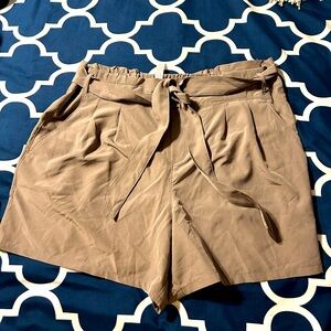 Euc Pleated tie elastic waist dry wick shorts xl